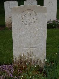 Etaples Military Cemetery - Bolton, E